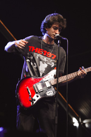 La banda Lavin tocando en la sala Clamores en Madrid con sus visuales de fondo