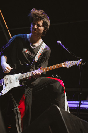La banda Lavin tocando en la sala Clamores en Madrid con sus visuales de fondo