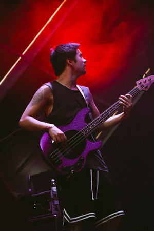 La banda Lavin tocando en la sala Clamores en Madrid con sus visuales de fondo