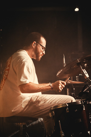 La banda Lavin tocando en la sala Clamores en Madrid con sus visuales de fondo