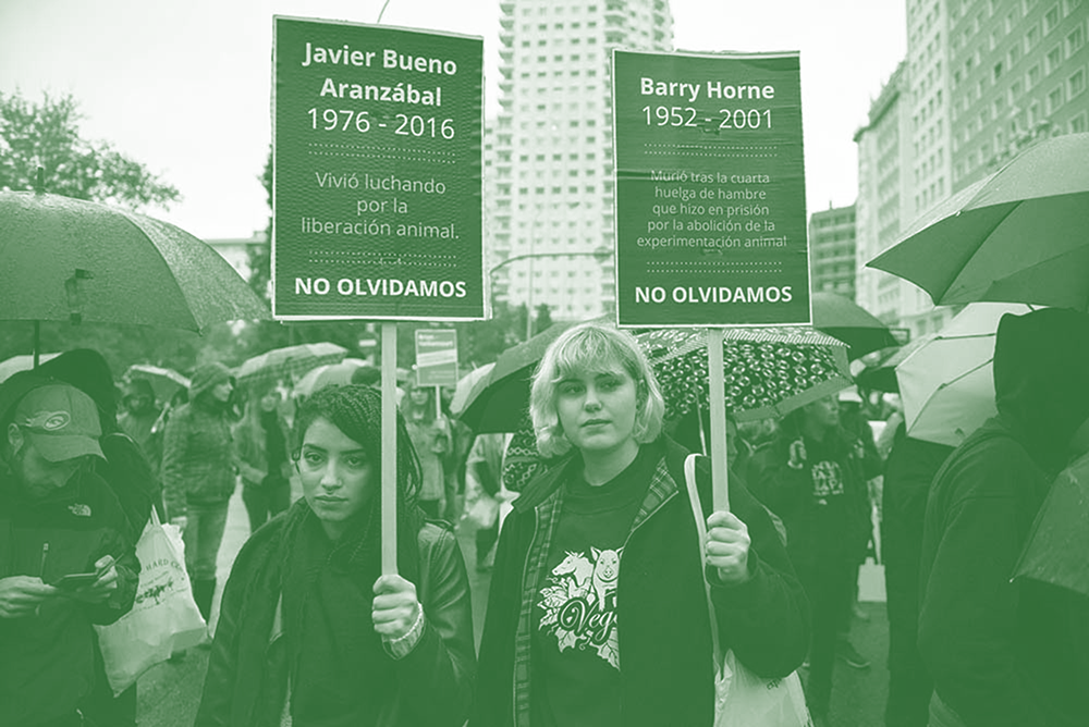 Dos jovenes en la manifestación contra el maltrato animal