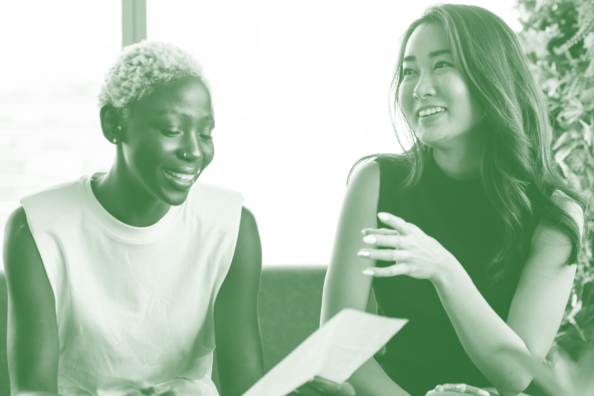 Dos mujeres hablando, protagonistas del evento
